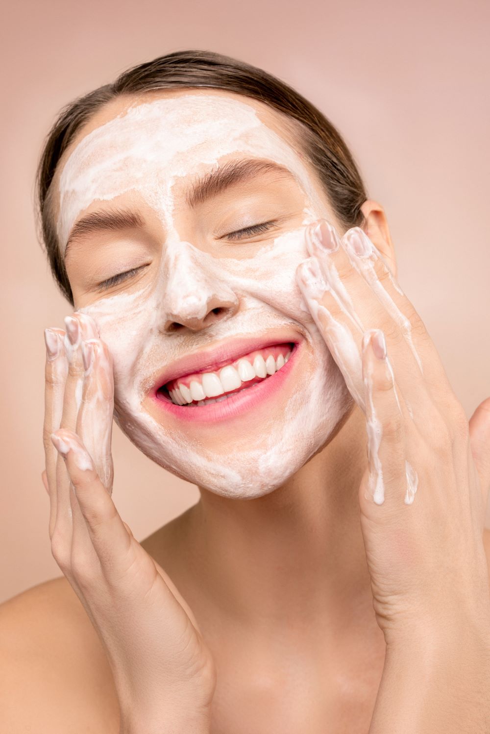 Basische Kosmetik - Frau cremt sich ein