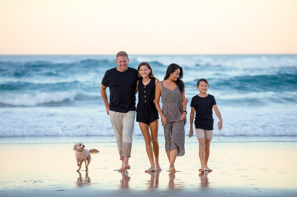 Familie am Strand im Sommer- Unser Sonderangebot für den Sommer - Familien Naturkosmetik beim BasenShop