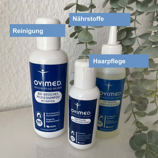 Produkte aus dem Set Glow-up für die Haare: Ovimed Bio-Basisches Pflegeshampoo mit Koffein, Kurspülung mit Lärchenextrakt und Bio-Basische Haar Aktiv Konzentrat