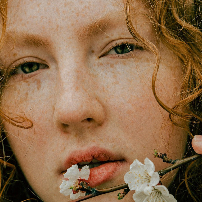 Frau mit schönen Lippen - Lippenpflege mit Sheabutter