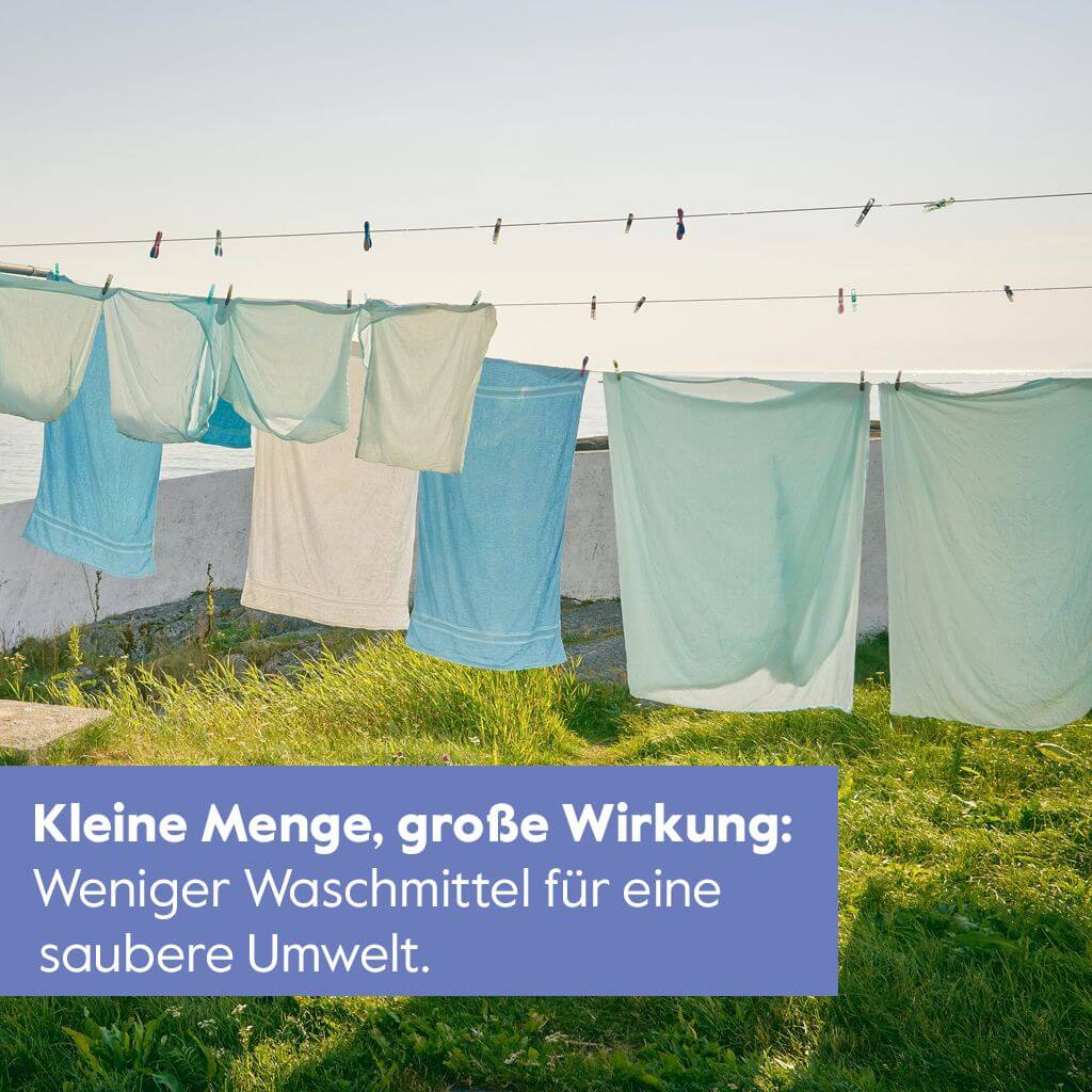 Saubere Wäsche hängt an den Leinen im Garten. Folgender Text ist eingeblendet: "Kleine Menge, große Wirkung: Weniger Waschmittel für eine saubere Umwelt."