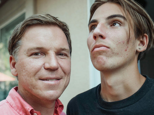 Vater und Sohn mit Akne - Akne im jedem Alter behandeln
