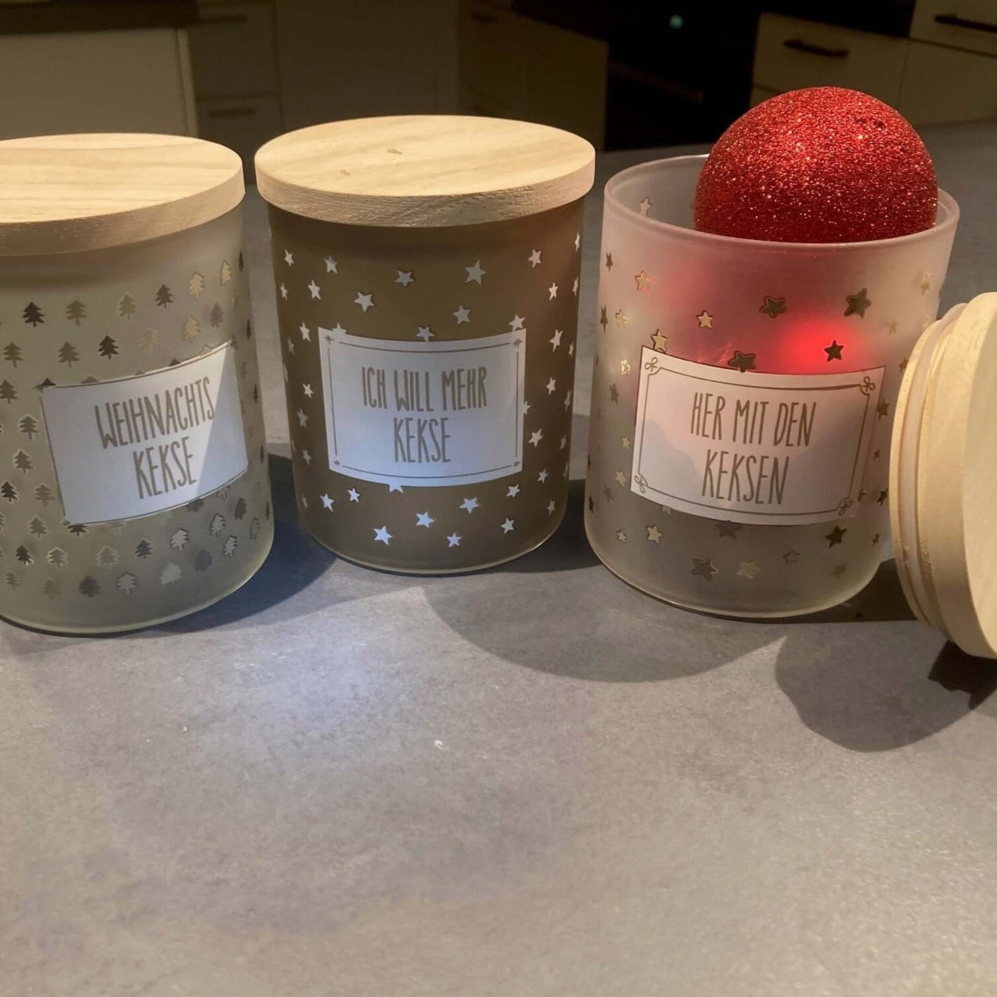 Keksdosen aus Glas mit weihnachtlichen Motiven