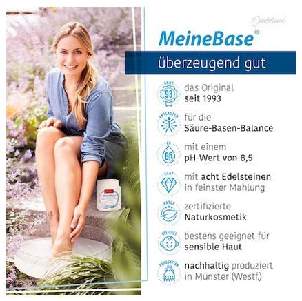 Frau macht einen basischen Fußbad; wichtigste Fakten zu Jentschura MeineBase