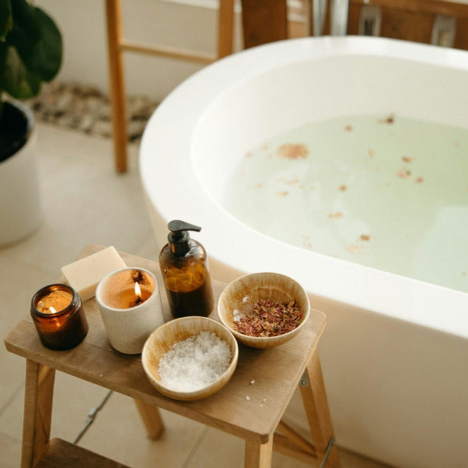 Badewanne mit Wasser und basischem Badesalz von pH-Cosmetics 