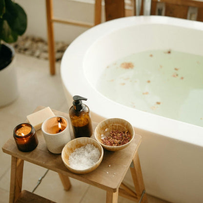 Badewanne mit Wasser und basischem Badesalz von pH-Cosmetics 