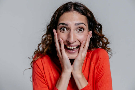 Eine Frau freut sich über eine Überraschung